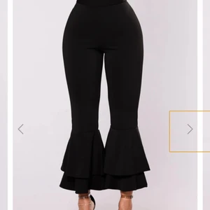 Fashionnova byxor - Jättefina fladdriga byxor från fashionnova i storlek medium och kommer med prislappen vill ni ha bild hur de sitter på modellen skicka ett pm👀