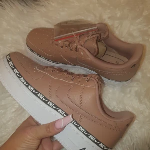 Nike AF-1 - INTRESSEKOLL! på mina fina limited edition nike skor I storlek 37,5 dem är helt nya och kommer med extra skosnören som på bilden, BUDA GÄRNA I KOMMENTASRSFÄLTET 💕 budgivningen avslutas om 2 veckor tänkte jag och jag står för spårbar frakt💕 skorna är köpta i en butik på Melrose avenue Los Angeles💕