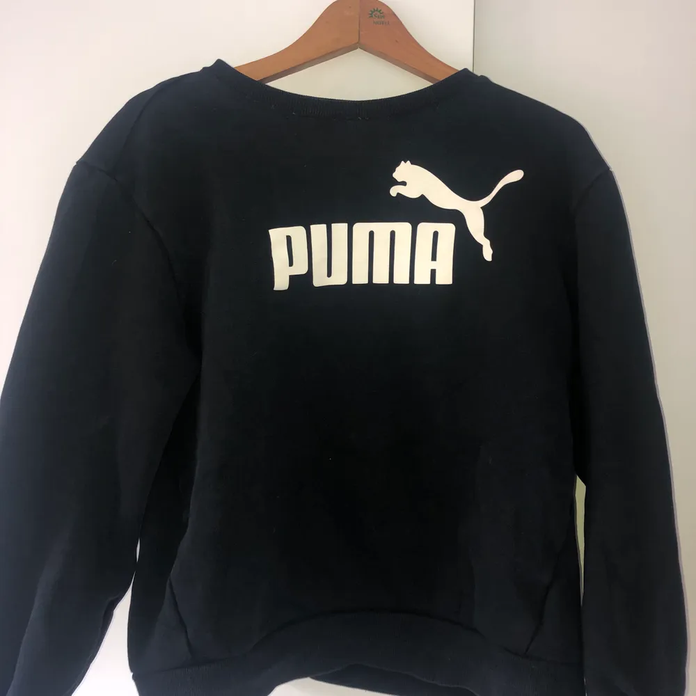 Säljer denna Puma Sweatshirten i storlek L. Nice oversize fit! . Hoodies.