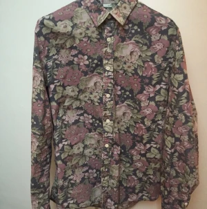  - Blommig skjorta i storlek S