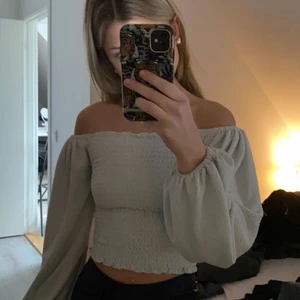 Festtopp - Säljer denna gulliga tröja ifrån bikbok, köptes i sommras men har tyvärr inte blivit använda så mycket. Nyskick och använd ca 1 gång. Säljer för 50 +frakt 💖