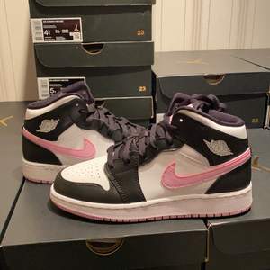 Säljer flera stycken jordan 1 mid arctic pink gs. Storlekar 36.5, 37.5 och 38. 1750kr+frakt