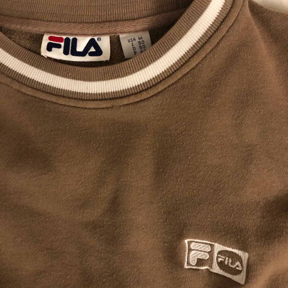 Mysig sweatshirt från Fila! Färgen är lite ”mushroom”-brun🦥🦥 köpt på secondhand. Köparen står för frakt:). Tröjor & Koftor.