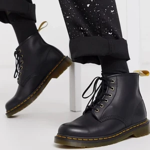 De Matrens 6 håls snörade - Säljer mina dr martens som är 6 hålade då det är för stora. Har dock använt de några gånger så man ser små slitningar där framme och på sidan av skon (innersidan där fotknölarna går ihop) förutom detta är skon i jättebra skick!