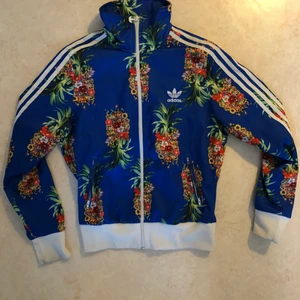 Limited edition adidas  - Använd men i fint skick. Blivit lite grå på muddarna, se bild. Går säkert att få bort i tvätt, har inte försökt. Säljer även tillhörande shorts 🐨