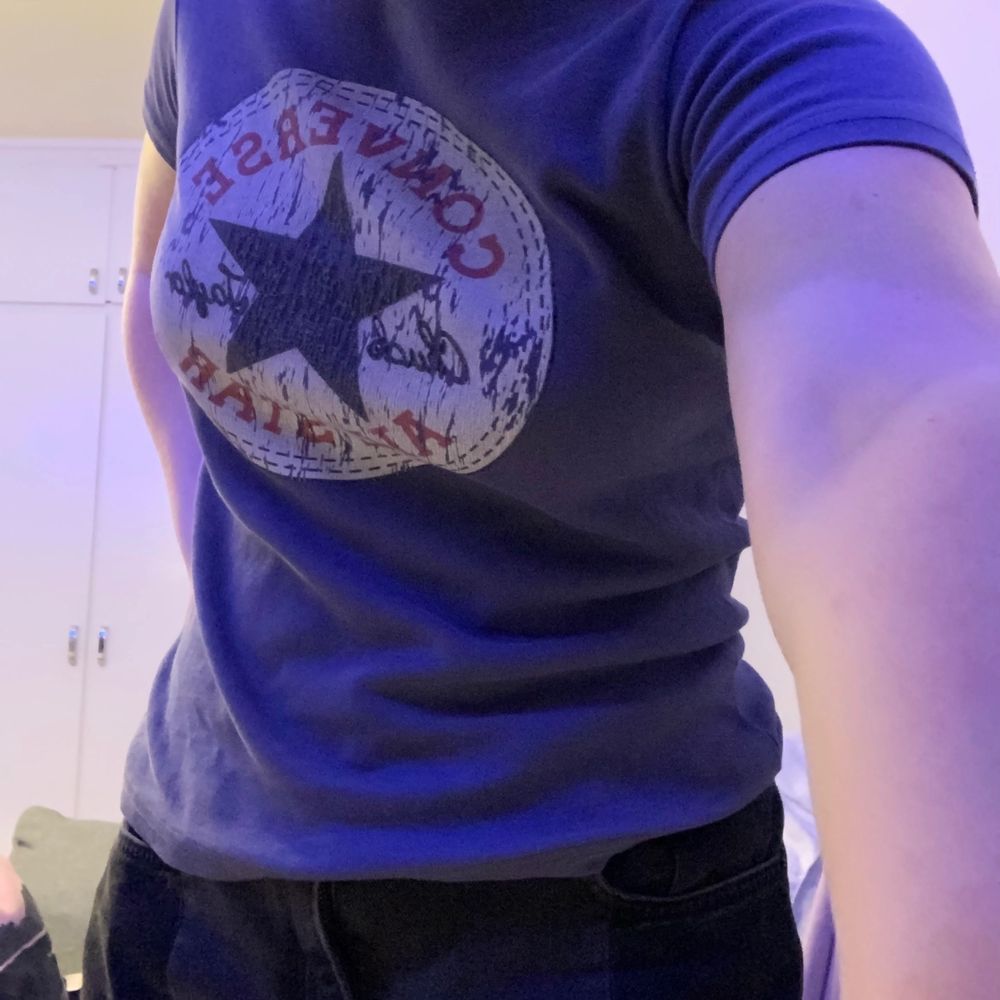 Shit cool blå t-shirt med converse tryck (vet dock inte om den är äkta) köpt secondhand. Jag är cirka 163cm och den sitter perfekt. På första bilden har jag vikt upp tröjan vilket jag tycker är snyggast. BUDA i kommentarerna😁 bud just nu: 80kr. T-shirts.
