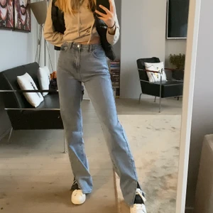 Jeans med slits - Slutsålda jeans från bohoo, tyvärr lite stora för mig! Pris kan diskuteras! Lappen sitter kvar