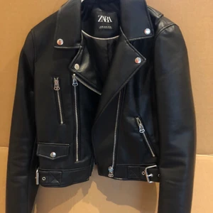 Zara skinnjacka - Zara skinnjacka i fint skick, strl XS men passar även S skulle ja säga, köparen står för frakt
