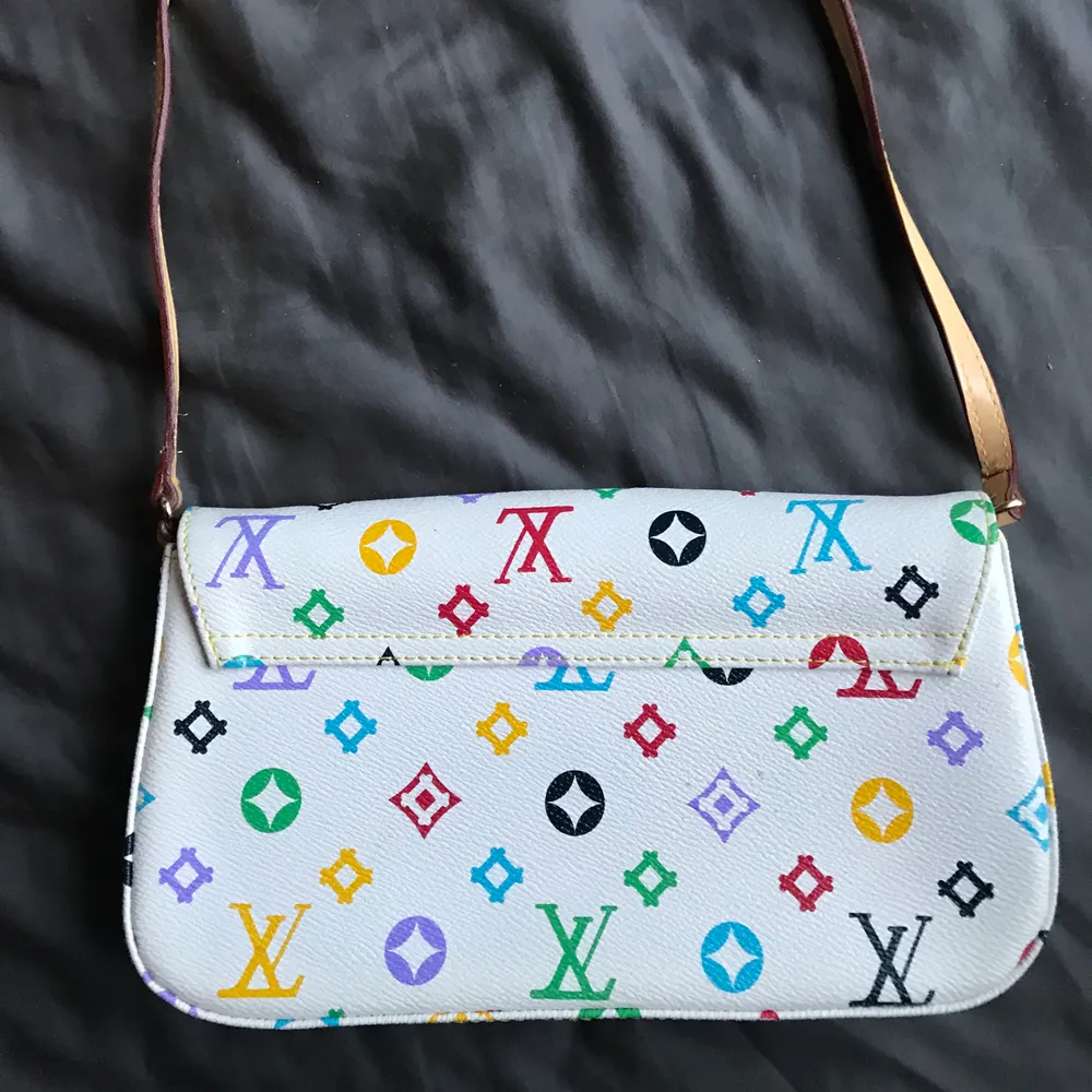 Säljer denna söta fake Louis Vuitton axelväska! Den är knappt använd och ser ut som ny. Väldigt unik och väldig y2k vibe!💓💓 FÖRST TILL KVARN! Är annonsen uppe är väskan kvar!:). Väskor.