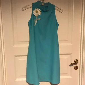 60-tals klänning - Äkta 60-tals klänning som passar typ storlek 34-40. Har själv väldigt stor byst vilket gör att jag tyvärr inte kan använda den. Frakten blir 65kr:)