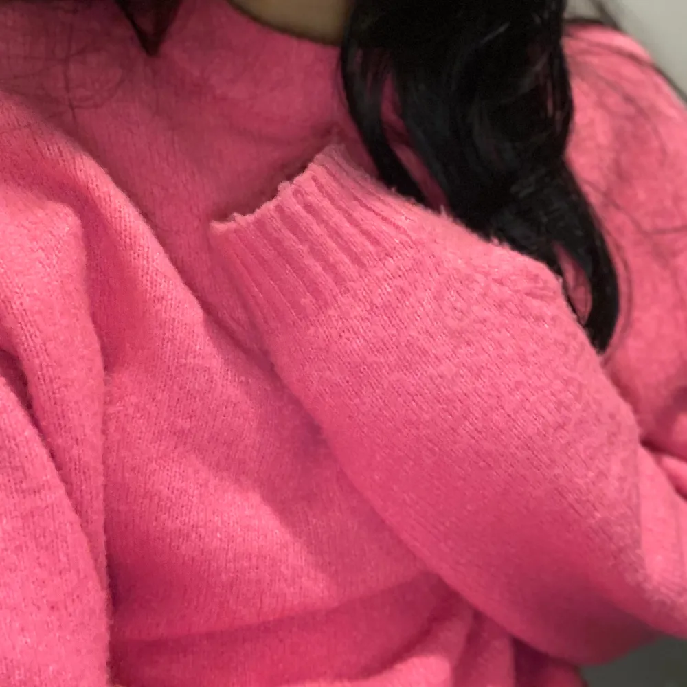 Världens snyggaste rosa tröja, använd fåtal gånger och är gott som ny❤️ buda gärna och frakten ligger på 60kr Kan mötas upp också!. Stickat.