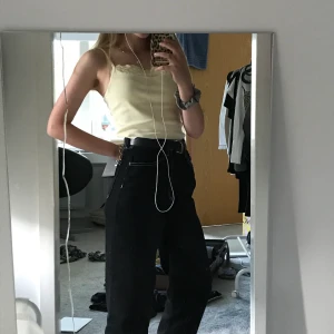 gul topp - världens sötaste top!! jättefin gul färg med spetsaktiga detaljer<3 från början köpt på urban outfitters förra sommaren men sparsamt använd och i bra kvalitet💟 hör jättegärna av dig vid frågor eller intresse, frakt tillkommer!!