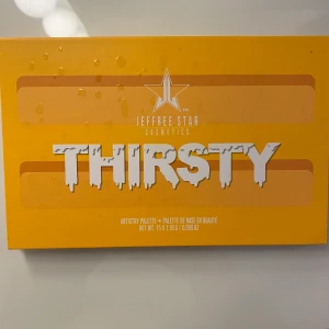 Jeffree Star Thirsty Palette - Helt oanvänd Thirsty Palette från Jeffree Star Cosmetics! Köpt för: 563kr på BeautyBay, säljer för 400kr (inklusive frakt!)