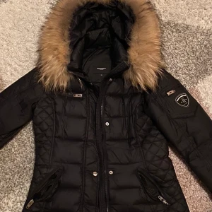 Rockandblue jacka  - Köpte denna jackan för drygt en månad sedan tycker inte att det är rätt storlek för mig. Då jag inte har användning av denna så säljer jag den, knappt använd.                         Nypris: 3600 säljer för: 1800