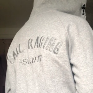 Sail racing hoodie  - Snyggaste hoodien från sail racing, nypris ca 1100kr. Herrstorlek M, bra skick men har klippt av bröstfickan då jag tyckte att den bara slrynklade sig och var i vägen, ingen skillnad på utsidan dock! 💞💞💞