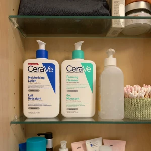 Cerave  - Säljer dessa två CeraVe produkter då de inte passar min hud. Nästan helt oanvända, Foaming cleanser 90% kvar, lotion minst 80% kvar, båda 473ml. Kostar 120 respektive 100 nypris. Frakt tillkommer! 