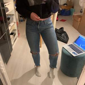 Jeans från H&M i storlek 29! Slitningar på knäna samt längst ner vid foten