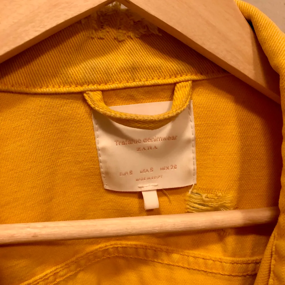 Säljer min snygga gula jeansjacka med slitningar från Zara. Oversize modell! Sparsamt använd och i fint skick! Storlek: S  Budgivning om flera är intresserade!. Jackor.