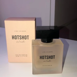 Linn Ahlborgs parfym - Hotshot but hotter - Säljer Linn Ahlborgs nya parfym då den inte är min typ av doft! Har endast test sprayat den🤗🤩 budgivning börjar på 599kr (ursprungspriset)💕