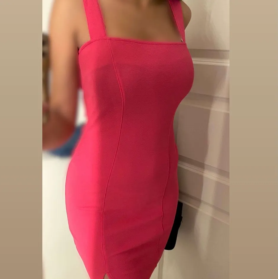 En fin rosa klänning, köpt i somras och har aldrig använt den. Storlek S, säljer för 50kr (KÖPAREN STÅR FÖR FRAKTEN). Klänningar.