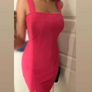 En fin rosa klänning, köpt i somras och har aldrig använt den. Storlek S, säljer för 50kr (KÖPAREN STÅR FÖR FRAKTEN)