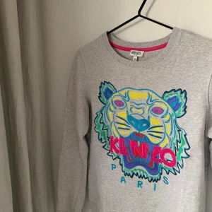 KENZO tröja i XS - KENZO tröja i XS. En lagad slitning och två mindre slitningar på baksidan av ena armen. Annars fint skick! 