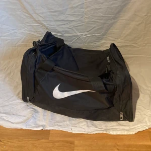 Nike sportväska - Sportväska/bag i mellanstorlek. Bra skick
