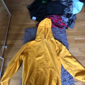 Yellow hoodie - Yellow hoodie
