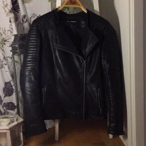  - Skinnjacka från Kappahl
Ser helt ny ut
Fusk skin 