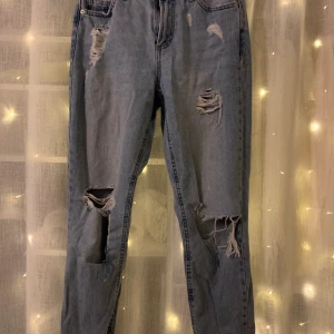Slitna jeans  - Slitna jeans i storlek XS, tyvärr vet jag inte vart dem är köpta men knappt använda. Korta i längden. 50kr eller bud! 