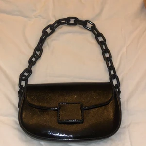 Väska - Väska i lack tror jag? Köpt på gina tricot, köp direkt för 120