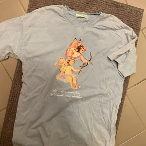 Ljusblå t-shirt - En ljusblå t-shirt som jag använt 1 gång i storlek S 