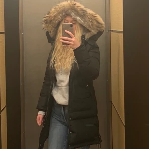 Parajumper long bear i storlek xs - Parajumper jacka i modellen long bear. Storlek xs. Knappt använd så den är nästan i som ny. Kvitto finns. De gula detaljerna och krokarna som brukar sitta på jackan finns också. Rökfri. Säljer pga är för liten. 🌺