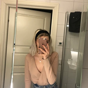 Beige string body Stl xxs  - Aldrig använd (för urringad för min smak),perfekt om man vill ha tajta byxor eller kjol och inte vill att en troskant ska synas, storlek XXS men jag brukar ha XS-S och den passar mig