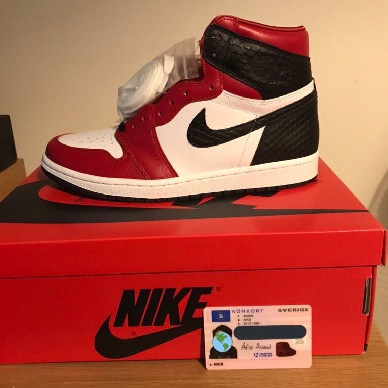 Jordan 1 High Satin Snake Chicago (W) - US 9.5 / 41 | Plick