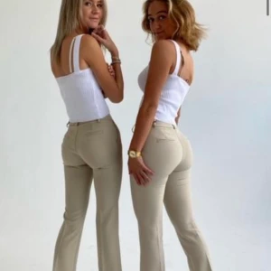 Oanvända kostymbyxor från Design By Si - Ljusbeiga kostymbyxor från Design By Si i storlek S. Tyvärr är de för små för mig och har därför aldrig använts, jag brukar ha storlek 36-38 så passar nog någon med storlek 34 ungefär. De är bra i längden för mig och jag är 169cm. 250kr + frakt