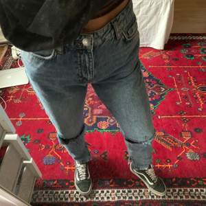 Blåa jeans från Gina som jag gjort slitningar på själv. Dom har tyvärr blivit för stora för mig, så därför säljer jag dom. Skitfina verkligen och så sköna! 
