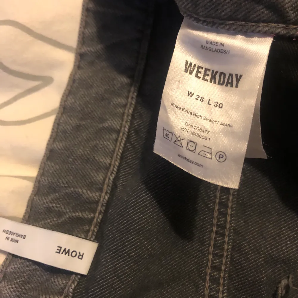 Säljer mina rowe jeans i den gråa färgen, dock har jag klippt av sömnen nertill så de är liiite kortare. Knappt använda 💕💕+frakt. Jeans & Byxor.