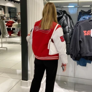 Varsity jacka - Intressekoll på min skit snygga college/varsity jacka med läder imitation på armarna. Köpt här på plick och använd av mig en gång, bra skick! Vill inte sälja egentligen men är i behov av pengarna så säljer endast vid ett bra bud. Bud läggs i kommentarerna nedan, inga bud under 300 (höjning med minst 50)💕 Bara att höra av sig vid funderingar eller om nån vill ha fler bilder! Ledande bud: 750 + frakt OBS: köp direkt för 850 +frakt