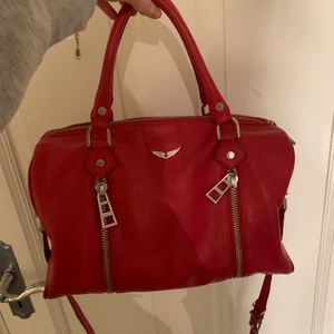Zadig Voltaire väska  - Säljer min zadig & Voltaire väska i modellen sunny medium bag, så passar perfekt till skolan eller som vanlig handväska! Jättefin röd färg som lyser upp en outfit och i bra skick köpt för cirka 4500kr💓