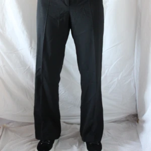 #13 KOSTYMBYXOR - Först till kvarn gäller på alla våra plagg. Ingen budgivning och kunden står för frakten. Betalning sker via Swish till numret: 123 329 17 70