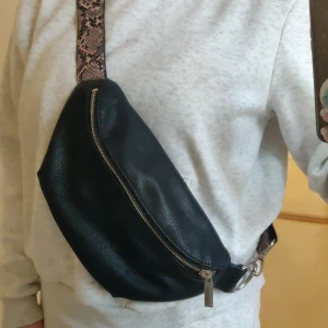 Fannypack midjeväska  - Läderliknande material. Använd en gång, är som ny. Fri frakt.