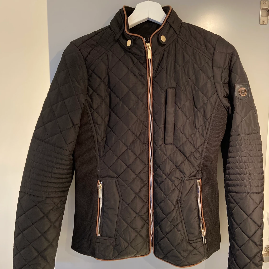 Quiltad svart jacka, Hollies, strl 36