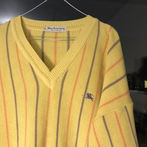 Burberry kofta - Äldre burberry kofta. Oversize i modellen. Super fin men kommer inte till användning. Köpt 2nd hand