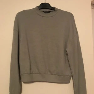 Tröja  - Endast provad så som ny. Köparen står för frakten.  