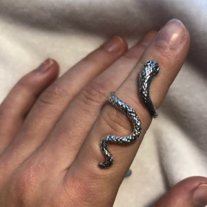 Ringar - Säljer denna ringen åt en kompis. Kom privat vid intresse. Alla smycken på sista bilden är också till salu. Skriv privat vid intresse. Köpare betalar frakt. Budgivning pågår! HB: 70kr