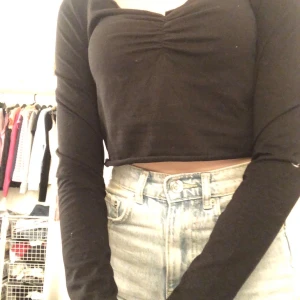 Tröja - supersöt tröja som inte kommer till användning. den är långärmad, knyten framme vid brösten och croppad. köparen står för frakt. skriv privat vid frågor och fler bilder! 😚