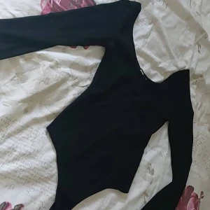 Svart ribbad body - Storlek s, knappt använd. 