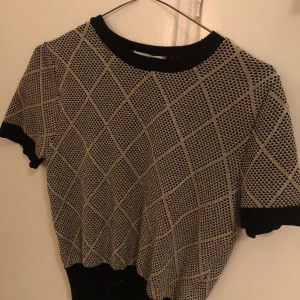 Stickad topp Zara - Glittrig, stickad topp från Zara. Nyskick, knappt använd. 
