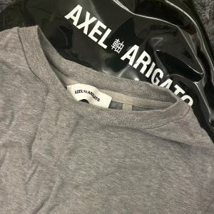 Axel Arigato t-shirt - Använd 1 gång! Kostar 600 ny, påse finns med